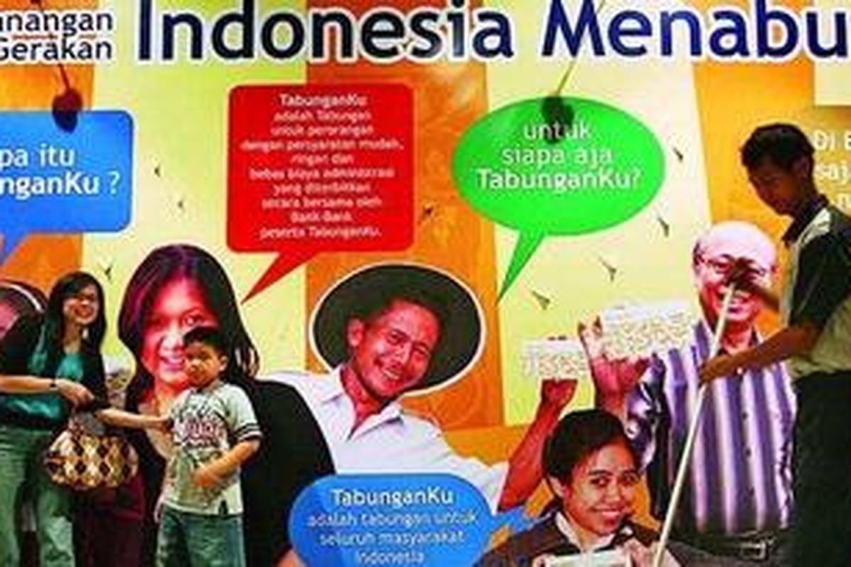 Pengunjung berfoto di depan panel Expo Gerakan Indonesia Menabung yang diikuti oleh berbagai bank untuk memperkenalkan tabungan TabunganKu di Pekan Raya Jakarta, Sabtu (20/2).