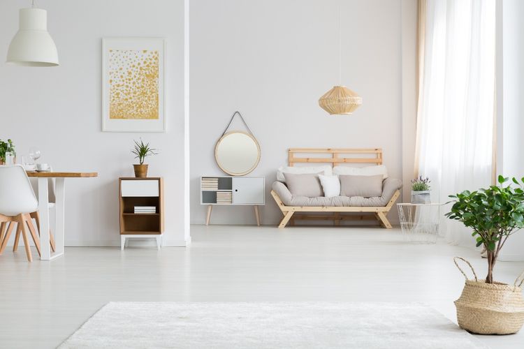 Rumah minimalis yang memiliki lantai dari material ubin. Karpet polos juga ditambahkan untuk memberikan tambahan tekstur dalam ruangan