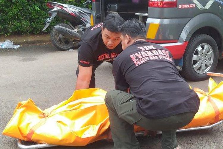 Petugas mengevakuasi satu jenazah korban tewas dalam bentrokan dua kelompok di Perumahan Raffles Hills Cibubur, Harjamukti, Cimanggis, Kota Depok, Sabtu (11/2/2023). Bentrokan ini diduga dipicu utang-piutang. 