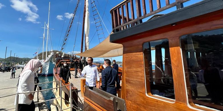 Presiden Joko Widodo menumpangi kapal pinisi menuju dari menuju Pulau Rinca dari Labuan Bajo, Nusa Tenggara Timur (NTT), Kamis (21/7/2022) siang.