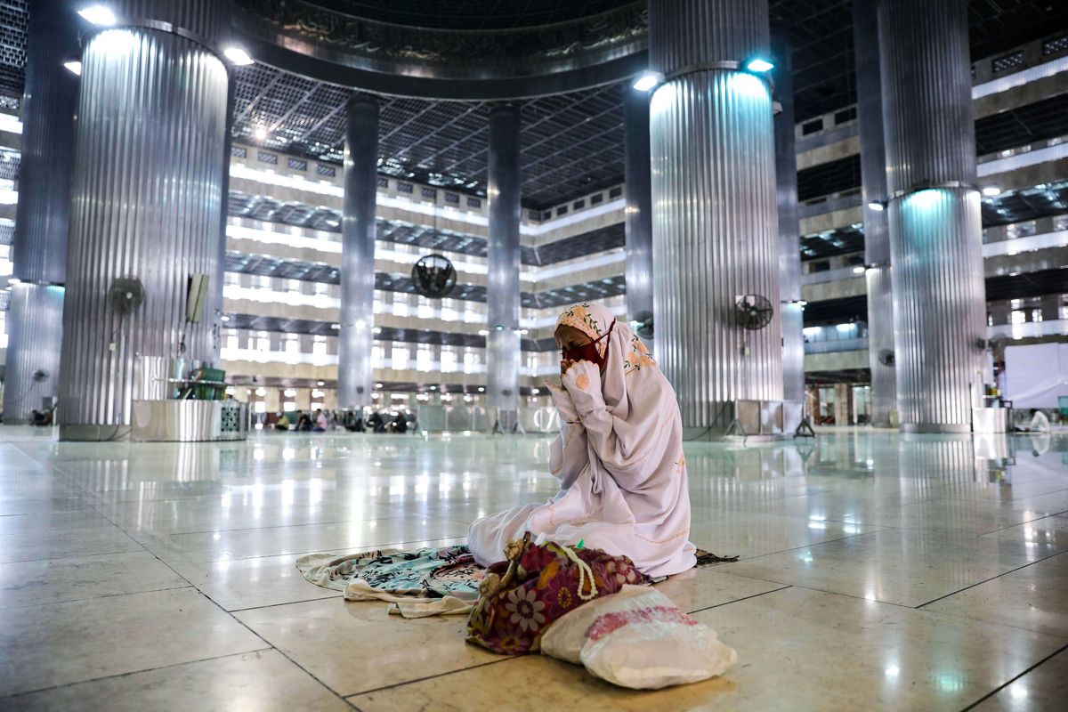 Jamaah melakukan sholat di Masjid Istiqlal di Jakarta Pusat, Jumat (20/3/2020). Masjid Istiqlal menghentikan sementara kegiatan shalat Jumat selama dua pekan ke depan. Hal ini dilakukan sebagai upaya mencegah penularan Covid-19.