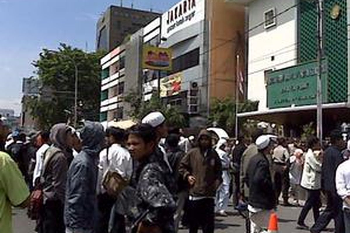 Massa pendukung terdakwa insiden Monas 1 Juni, Habib Rizieq, berada di luar Pengadilan Negeri Jakarta Pusat, Jakarta