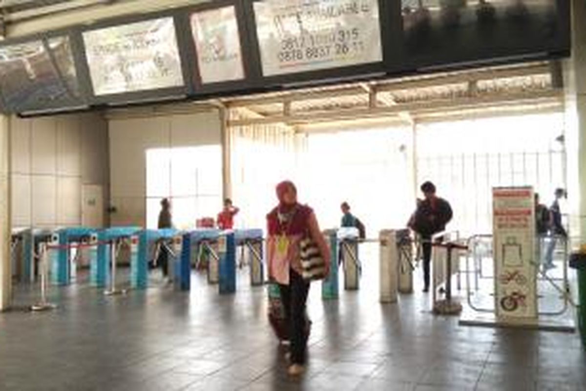 Mesin gate in dan gate out di Stasiun Manggarai