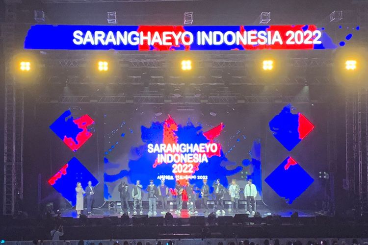 Boy group TREASURE menjadi penutup di acara festival musik Kpop Saranghaeyo Indonesia 2022 yang digelar di Istora Senayan, Jakarta Pusat, Sabtu (10/12/2022). 