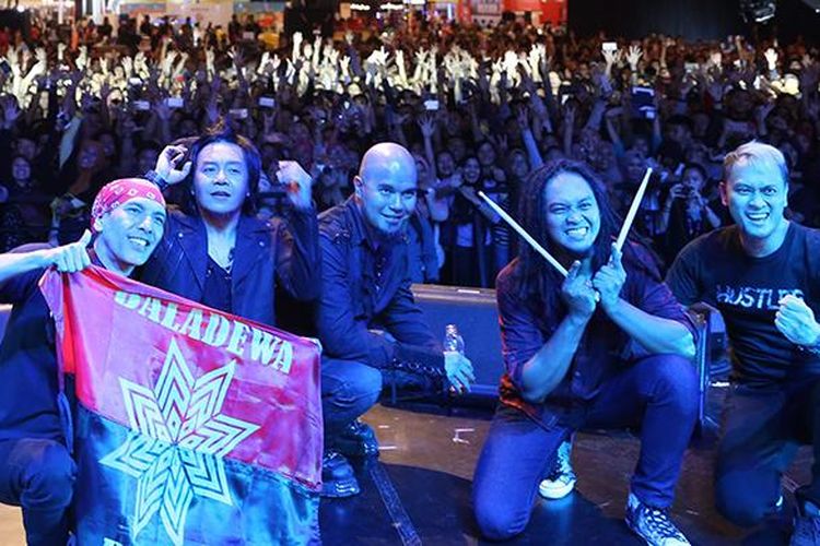 Grup band Dewa 19 berfoto bersama usai tampil dalam festival Pekan Raya Indonesia (PRI) di Indonesia Convention Exhibition (ICE) BSD, Tangerang, Senin (24/10/2016). Festival pesta rakyat dengan mengusung 1000 band, kuliner, cerita rakyat legendaris dan pameran multi produk ini berlangsung hingga 2 November 2016.