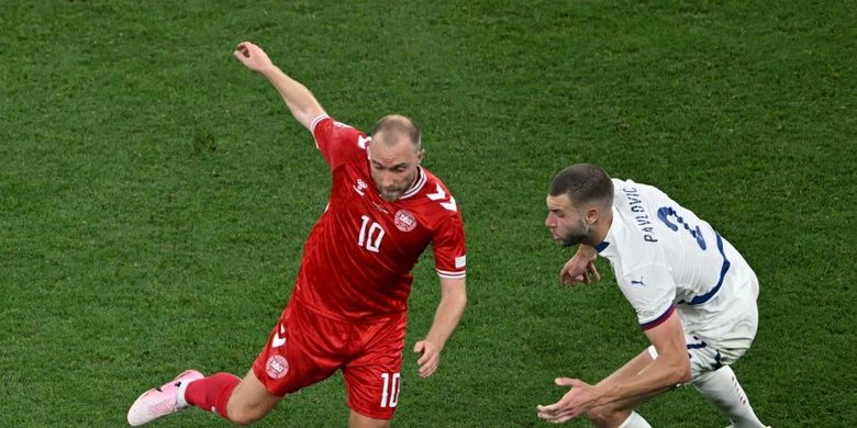 Gelandang Denmark Christian Eriksen (merah) berebut bola dengan bek Serbia Strahinja Pavlovic pada pertandingan Grup C UEFA Euro 2024 antara Denmark vs Serbia di Munich Football Arena di Munich pada 25 Juni 2024. 
(Foto oleh Fabrice COFFRINI / AFP)