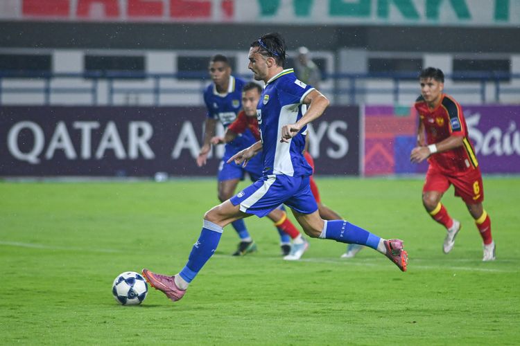 Penyerang Persib asal Perancis mengeksekusi penalti dengan sempurna ke gawang Selangor FC dalam laga AFC Champions League Two (ACL 2) 2025-2026, Kamis (23/10/2025) di Gelora Bandung Lautan Api (GBLA).