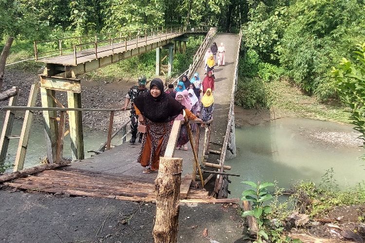 Warga yang melintasi Jembatan Jatisari harus berhati-hati karena kondisinya rusak akibat terjangan banjir