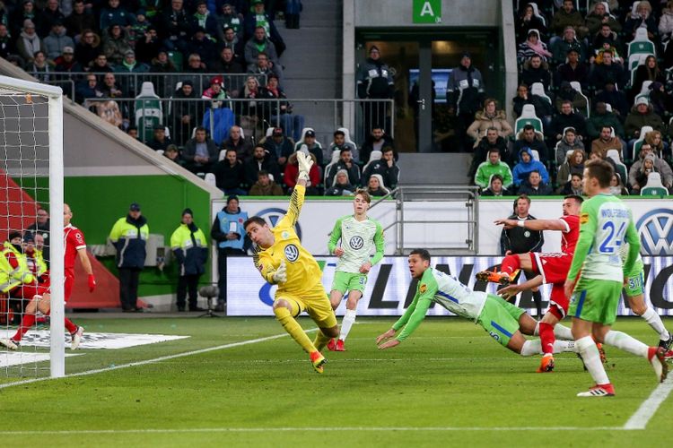 Sandro Wagner mencetak gol pertama Bayern Muenchen pada pertandingan kontra VfL Wolfburg di Volkswagen Arena, Sabtu (17/2/2018).