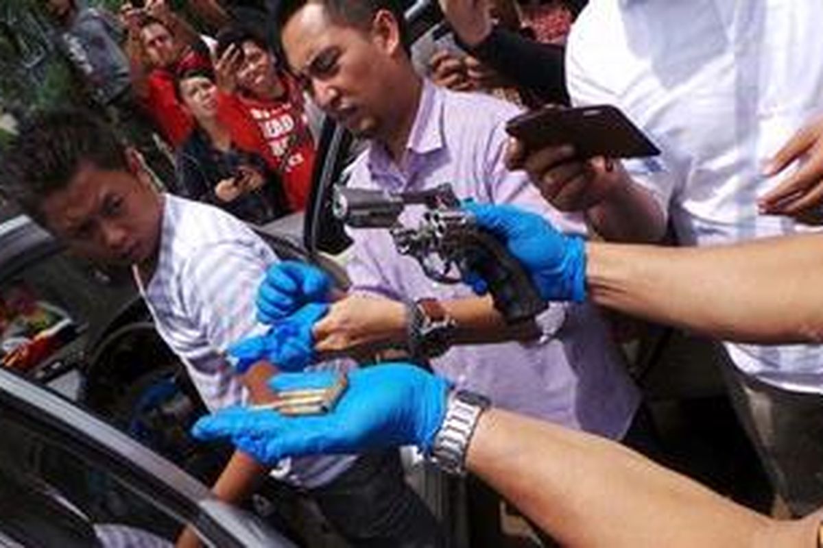 Sebuah senjata apa ditemukan di salah satu mobil yang diduga milik anak buah Hercules saat digeledah petugas, Sabtu (9/3/2013)