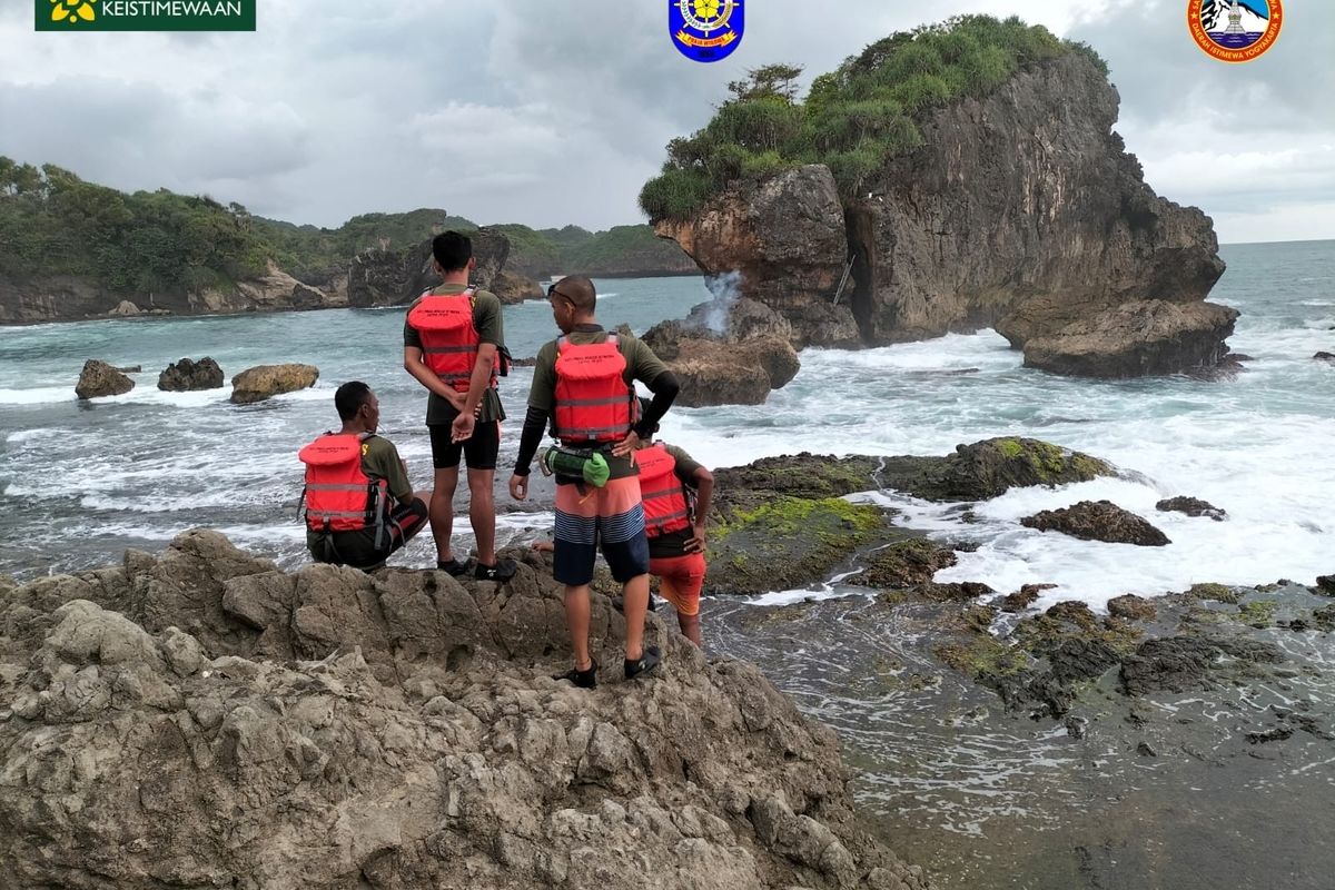 Tim SAR Gabungan melakukan pencarian wisatawan hilang di Pantai Jungwok, Gunungkidul Minggu (6/11/2022)