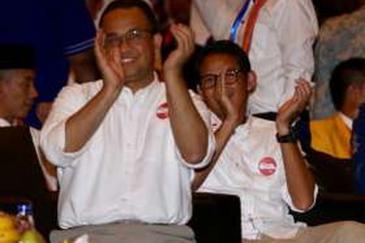 Calon gubernur dan calon wakil gubernur, Anies Baswedan-Sandaiaga Uno, saat menghadiri pengundian nomor urut cagub-cawagub DKI Jakarta, di JIExpo Kemayoran, Jakarta Pusat, Selasa (25/10/2016). 