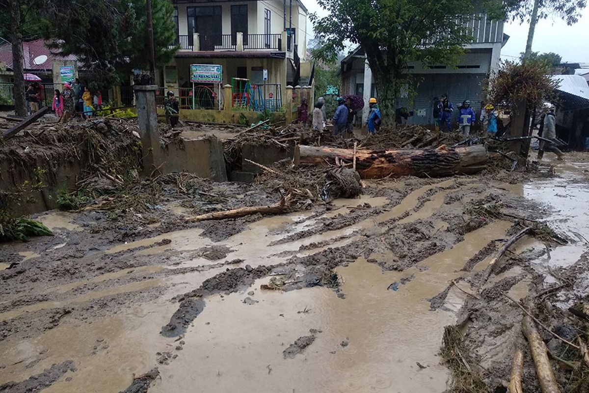 Warga beraktivitas di area yang terdampak banjir bandang di Desa Paya Tumpi Baru, Kecamatan Kebayakan, Aceh Tengah, Aceh, Rabu (13/5/2020). Banjir bandang akibat tingginya intensitas hujan sejak sepekan terakhir telah merusak puluhan unit rumah warga di desa tersebut.