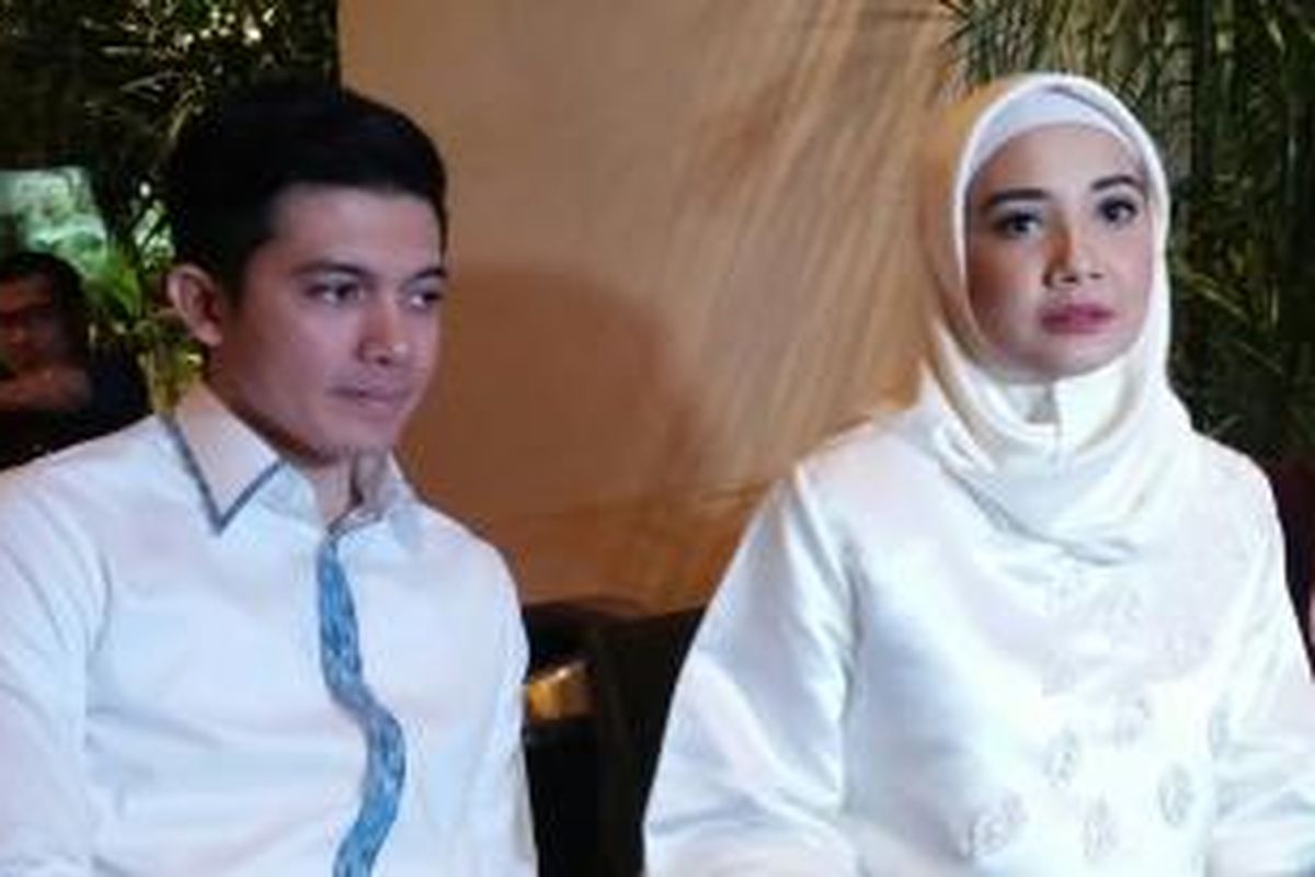 Zaskia Sungkar (kanan) dan Irwansyah (kiri) ambil bagian dalam konferensi pers film Harim di Tanah Haram, di Epicentrum Walk XXI, Jakarta Selatan, Jumat (4/12/2015) malam.