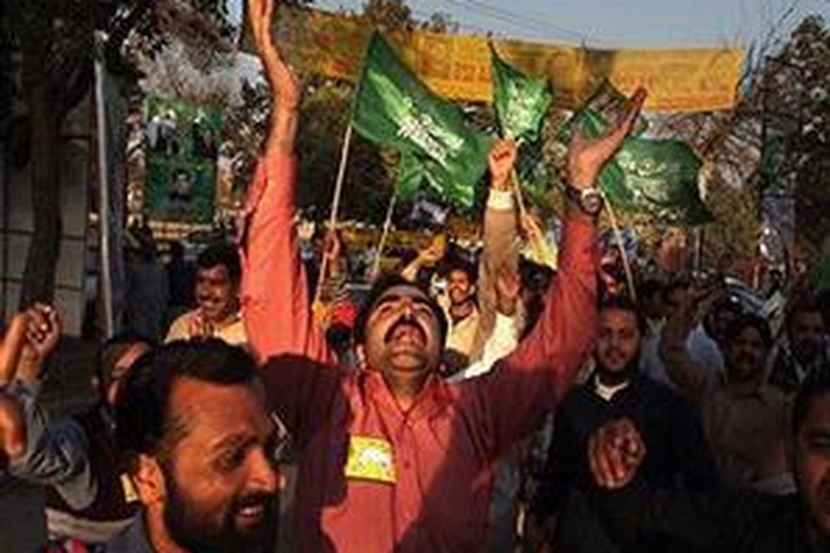 Pendukung partai oposisi merayakan kemenangan pemilu dari partai berkuasa pendukung Presiden Pakistan Pervez Musharraf di Lahore, Pakistan, 19 Februari 2008.