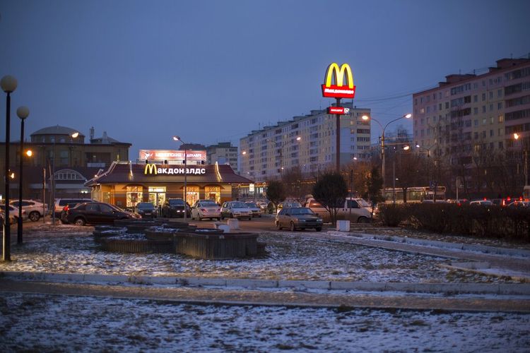 Restoran McDonald's terlihat di pusat Dmitrov, sebuah kota di Rusia yang berjarak 75 km dari Moskwa, pada 6 Desember 2014. McDonald's mengatakan telah memulai proses penjualan bisnisnya di Rusia, yang meliputi 850 restoran yang mempekerjakan 62.000 orang.