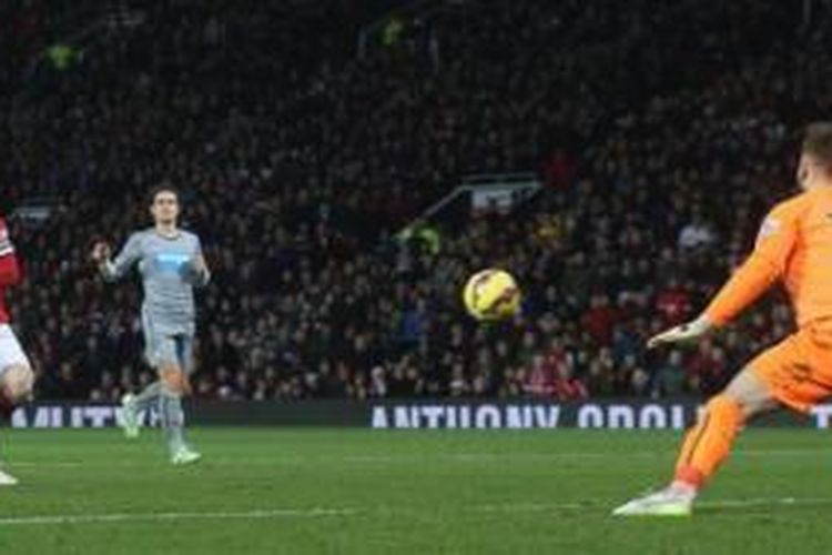 Wayne Rooney (kiri) melepaskan tembakan ke gawang Jak Alnwick saat Manchester United melawan Newcastle United, 26 Desember 2014.