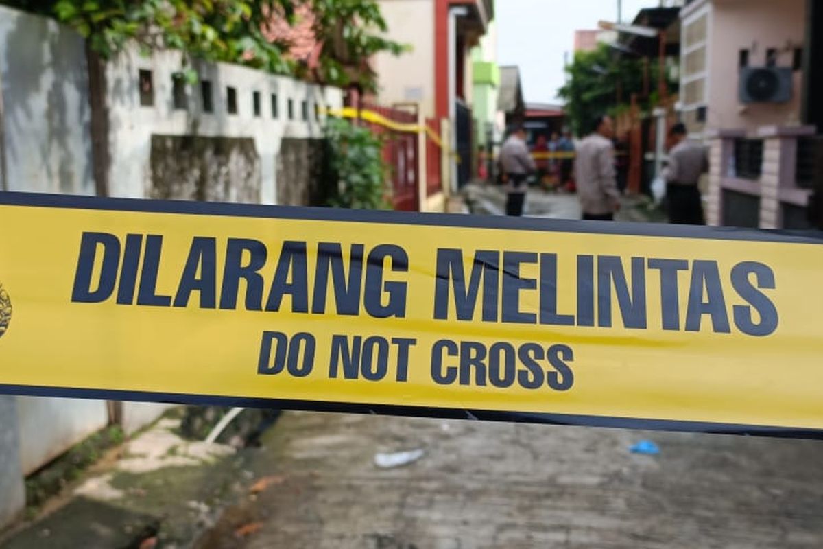 Garis polisi yang dipasang di tempat kejadian perkara kasus dugaan pembunuhan yang dilakukan oleh seorang pria berinisial P di wilayah Bulak Sentul, Harapan Jaya, Bekasi Utara, Kota Bekasi. Dua orang korban dari P diduga dicor menggunakan semen.