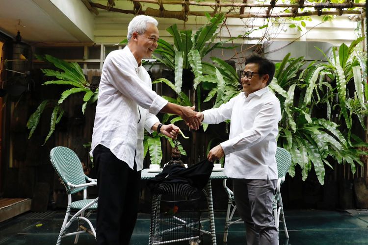 Bakal calon presiden (bacapres) PDI-P Ganjar Pranowo dan Ketua Umum PKB Muhaimin Iskandar atau Cak Imin saat bertemu di kafe kawasan Jakarta Selatan, Jumat (18/8/2023).