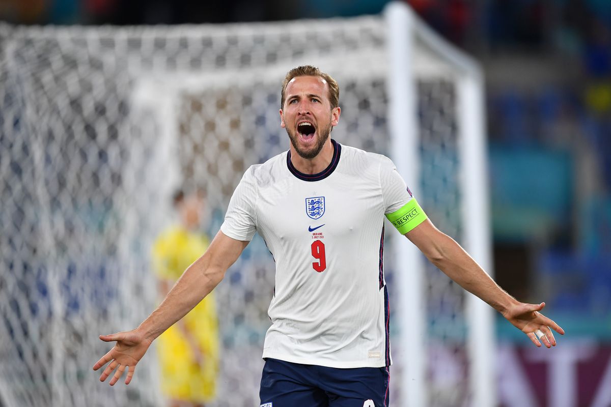 ROMA, ITALIA - 3 JULI: Penyerang Inggris, Harry Kane, melakukan selebrasi usai membuat gol ke gawang Ukraina dalam laga perempat final Euro 2020 di Stadion Olimpico, Roma, pada 3 Juli 2021. 