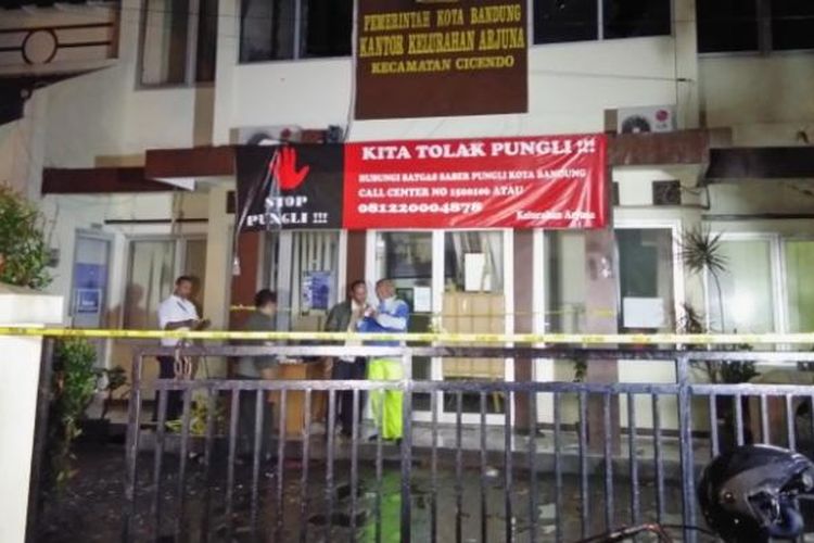 Sejumlah anggota polisi bersama Linmas masih berjaga di kantor kelurahan Arjuna pasca-insiden ledakan bom pada Selasa (27/2/2017).