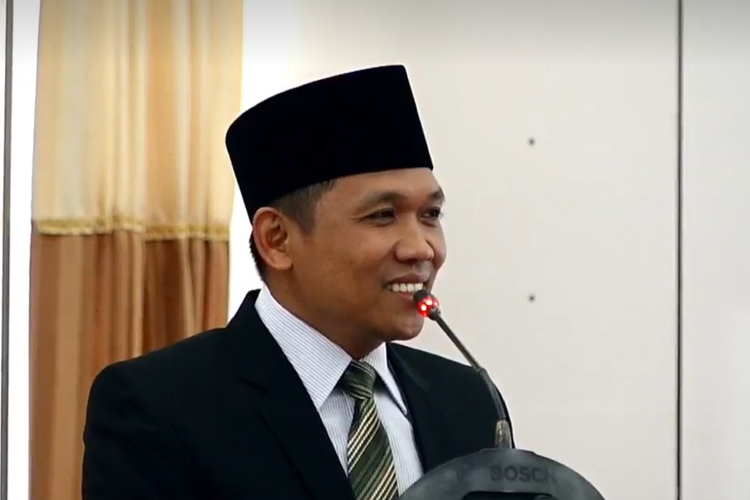 Bupati Lumajang Thoriqul Haq tampak berkaca-kaca saat memberikam sambutan dalam.sidang paripurna pengambilan sumpah jabatan