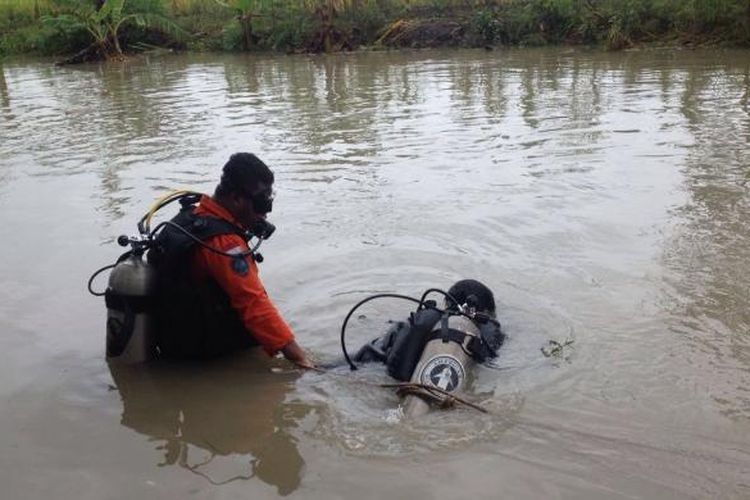 Tim SAR menyelam di Sungai Sipon,  Demak, untuk mencari seorang petani korban tenggelam, Sabtu (11/2/2017).