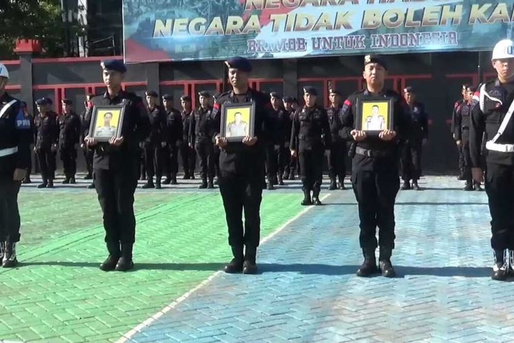 Upacara PTDH tiga anggota Brimob Polda Sulsel yang digelar di lapangan Mako Brimob Batalyon A Pelopor, Jalan Sultan Alauddin, Kota Makassar, Sulsel, Kamis (28/12/2023).