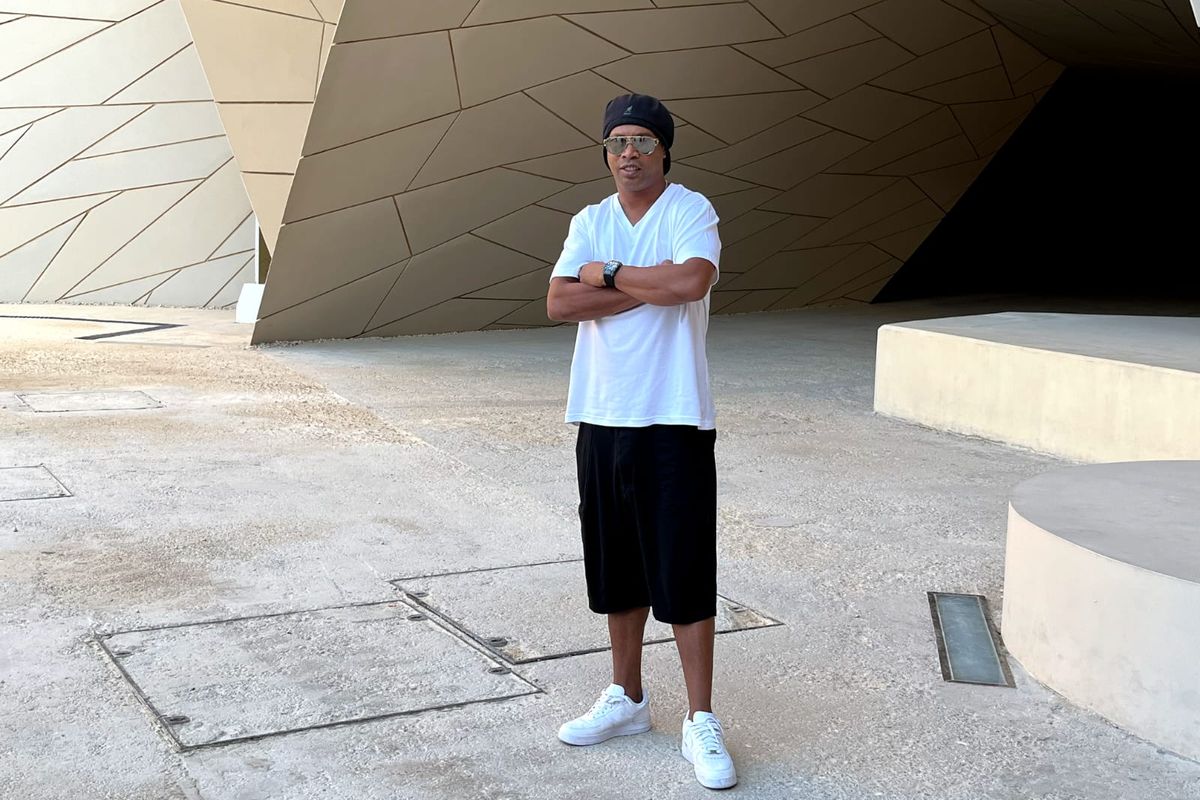 Legenda timnas Brasil Ronaldinho berpose di area Qatar National Museum pada Rabu (14/12/2022) siang waktu setempat. Sebelumnya, Ronaldinho menyempatkan diri menonton laga semifinal Piala Dunia 2022 antara Argentina vs Kroasia yang berakhir 3-0.