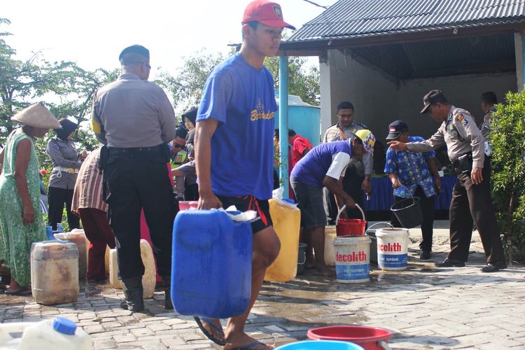 Musim kemarau membuat warga di 44 desa di 10 kecamatan di Kabupaten Ngawi mengalami krisi air bersih. Kondisi mereka yang tinggal di pegunungan kapur yang tandus membuat warga kesulitan mendapatkan air brsih saat musim kemarau.