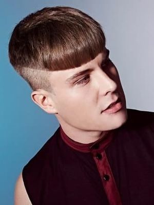 Model rambut pria bowl cut tampak seperti mangkuk yang dipotong dan ditaruh di atas kepala, menciptakan model rambut yang sangat bulat.