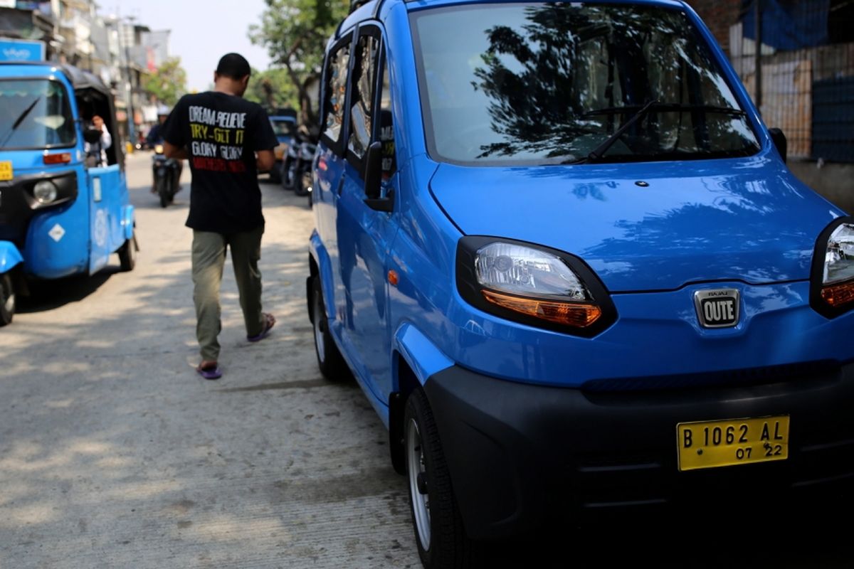 Bajaj Qute terlihat di Kawasan Pademangan, Jakarta Utara, Selasa (25/7/2017). Qute ini difungsikan sebagai pengganti bemo yang merupakan bagian dari revitalisasi angkutan lingkungan dan saat ini ada 17 unit bajaj roda empat yang diuji coba.