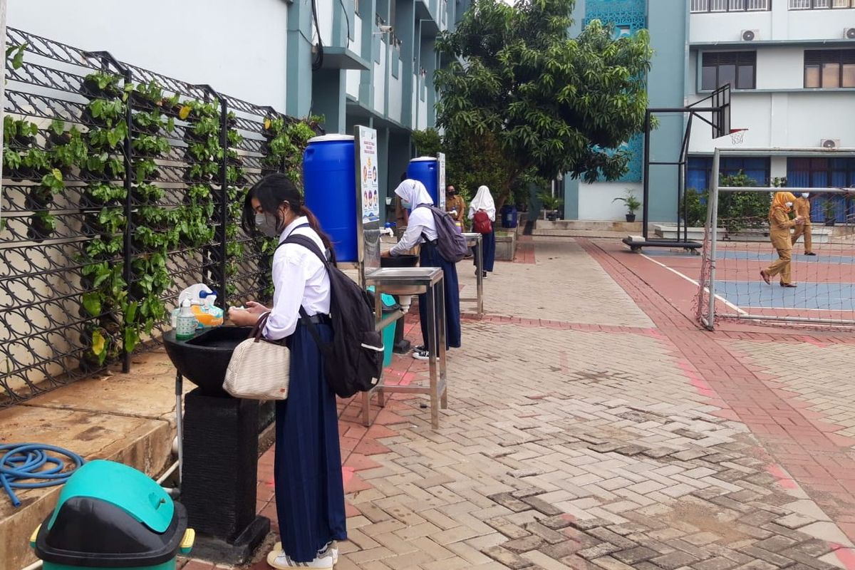 Sejumlah siswa SMP Negeri 8 Tangerang Selatan mencuci tangan sebelum mengikuti pembelajaran tatap muka (PTM) terbatas, Senin (6/9/2021).