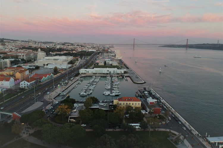 Ilustrasi Pelabuhan Lisbon di Lisbon, Portugal.