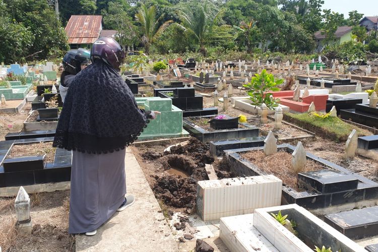 Sebanyak belasan makam muslim di Komplek Pemakamam Umum, Jalan Abdurahman Saleh, Kota Pontianak, Kalimantan Barat (Kalbar) dirusak orang tak dikenal. Kasat Reskrim Polresta Pontianak AKP Indra Asrianto mengatakan, peristiwa tersebut telah dilaporkan dan dalam penyelidikan. 