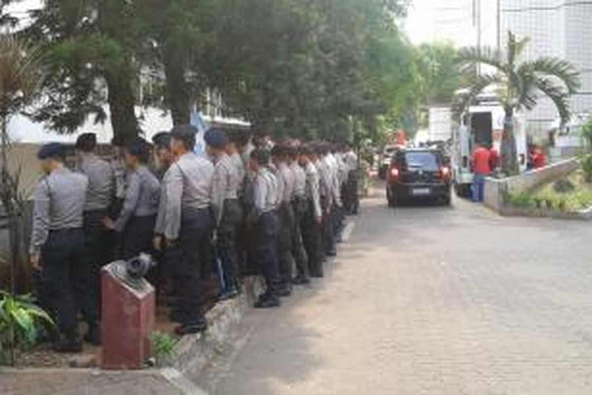 Sebanyak 130 personel kepolisian dikerahkan untuk pengamanan jalannya sidang putusan majelis hakim Pengadilan Tindak Pidana Korupsi, terhadap Gubernur Banten nonaktif Atut Chosiyah, di Pengadilan Tipikor, Senin (1/9/2014).