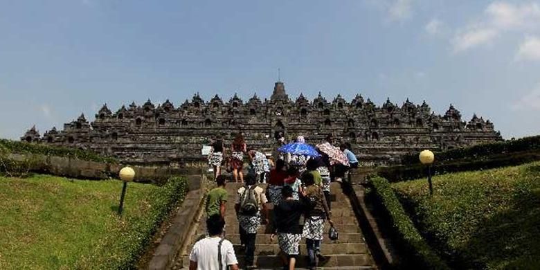 Wisatawan mengunjungi Candi Borobudur