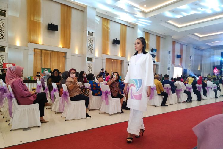Seorang nou (sebutan untuk gadis Gorontalo) mengenakan baju putih berhias sulaman karawo. Penampilan  mereka menjadi pembuka Festival Gorontalo Karnaval Karawo yang bertema Karawo inspiring Sulawesi, kegiatan ini dilaksanakan  Dinas Pariwisata Provinsi Gorontalo.