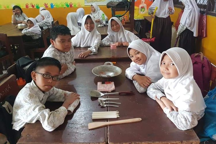 Siswa kelas V SDN 009 Balikpapan Barat, Kalimantan Timur akan belajar tentang sifat benda konduktor dan isolator dalam pelajaran IPA (Ilmu Pengetahuan Alam) di bawah pendampingan guru mereka Anisa Surya (29/1/2020). 