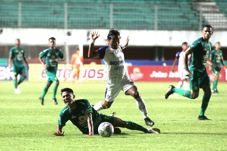 Aksi pada laga Persebaya Surabaya vs Persita Tangerang di ajang lanjutan Liga 1 2021-2022 di Stadion Maguwoharjo, Sleman, Rabu (24/11/2021).