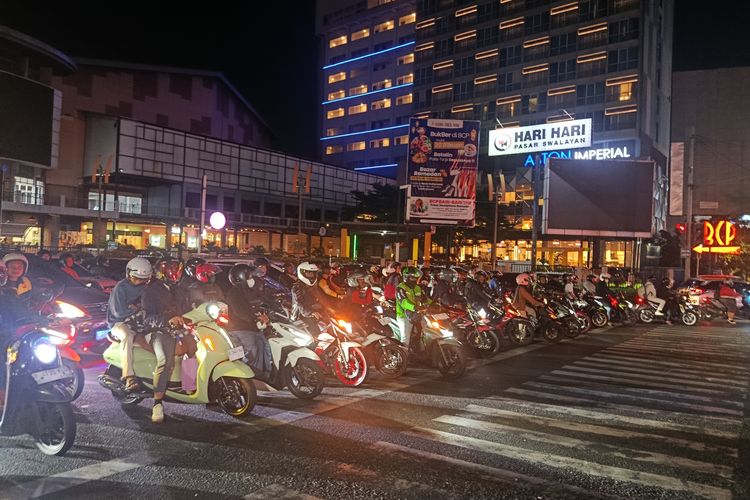 Perjalanan Malam Pemudik, Penuh Harap Menuju Kampung