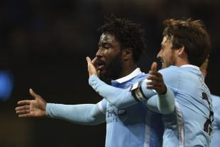 Bomber Manchester City, Wilfried Bony (kiri), melakukan selebrasi bersama David Silva, usai membobol gawang Hull City pada laga perempat final Piala Liga Inggris di Stadion Etihad, Selasa (1/12/2015) waktu setempat.