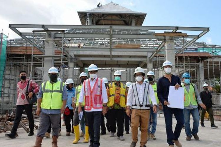 Menteri Perhubungan Budi Karya Sumadi saat mengecek progres proyek revitalisasi Terminal VVIP Bandara Ngurah Rai di Bali, pada Jumat (03/06/2022).