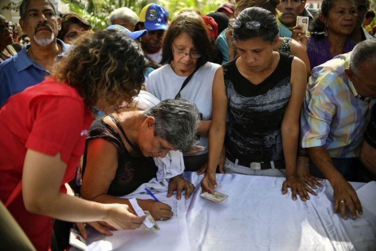 Warga Presiden Venezuela Nicolas Maduro berkumpul di Alun-alun Bolivar di Caracas untuk mengambil bagian dalam kampanye pengumpulan 10 juta tanda tangan, Rabu (6/2/2019). (AFP/YURI CORTEZ)