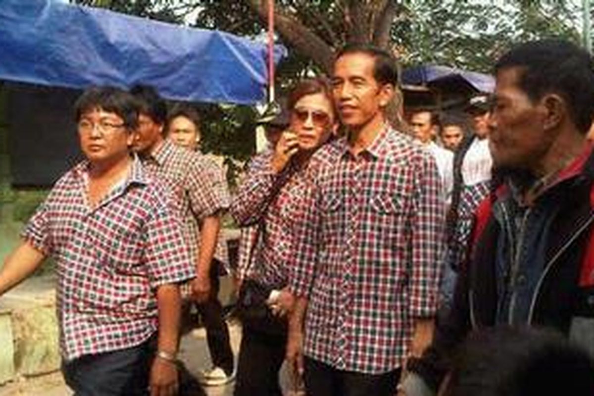 Calon gubernur DKI Jakarta Joko Widodo (tengah) mengunjungi warga Petak Dayak, Jelambar Baru, Grogol Petamburan, Jakarta Barat, Jumat (24/8/2012). 