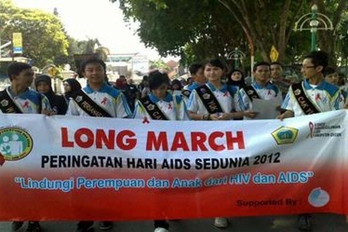 Sejumlah aktivis dan waria di Gresik Jawa Timur Sabtu (1/12) memperingati Hari AIDS sedunia