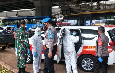 Dua orang yang dinyatakan reaktif Covid-19 usai rapid tes saat giat penyekatan di Jalan Yos Sudarso, Kelapa Gading, Jakarta Utara pada Jumat (18/12/2020), langsung dibawa ke Wisma Atlet, Kemayoran Jakarta Pusat.