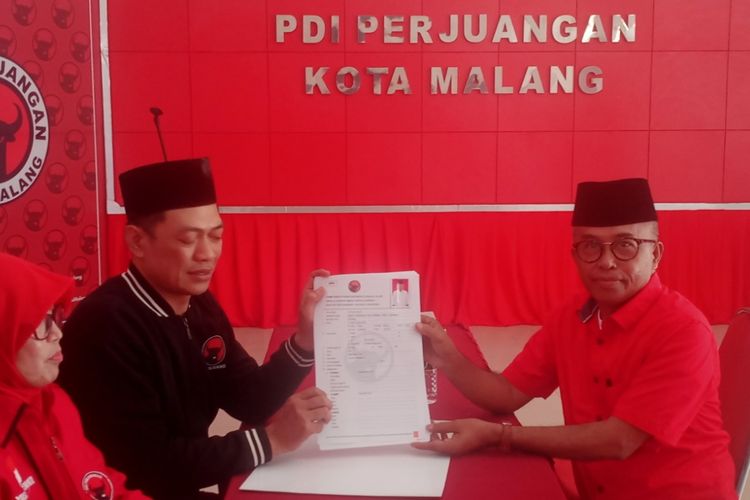 Mantan ASN Pemkot Malang, M Karis mendaftar sebagai bakal calon Wali Kota Malang melalui PDIP. 