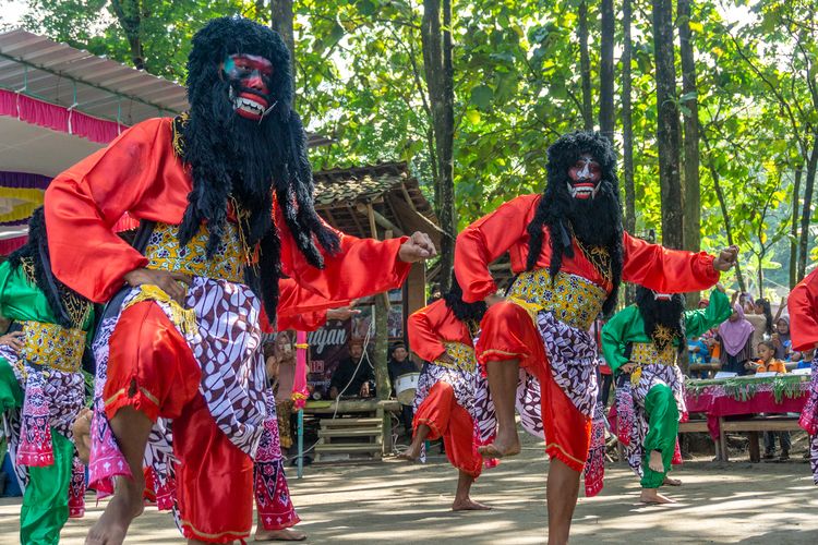 Tari Balung Buto di Desa Manyarejo, Sragen saat peringatan Hari Purbakala Nasional ke-109.