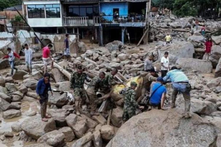 Sejumlah parjurit Kolombia bersama warga mencoba mencari korban tanah longsor yang melanda kota Mocoa, Jumat (31/3/2017) malam. Bencana ini diyakini menewaskan setidaknya 206 warga setempat.